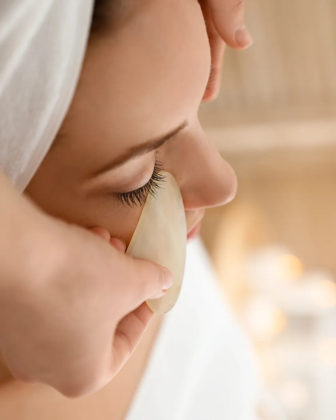 Massage du visage à la pierre Gua sha