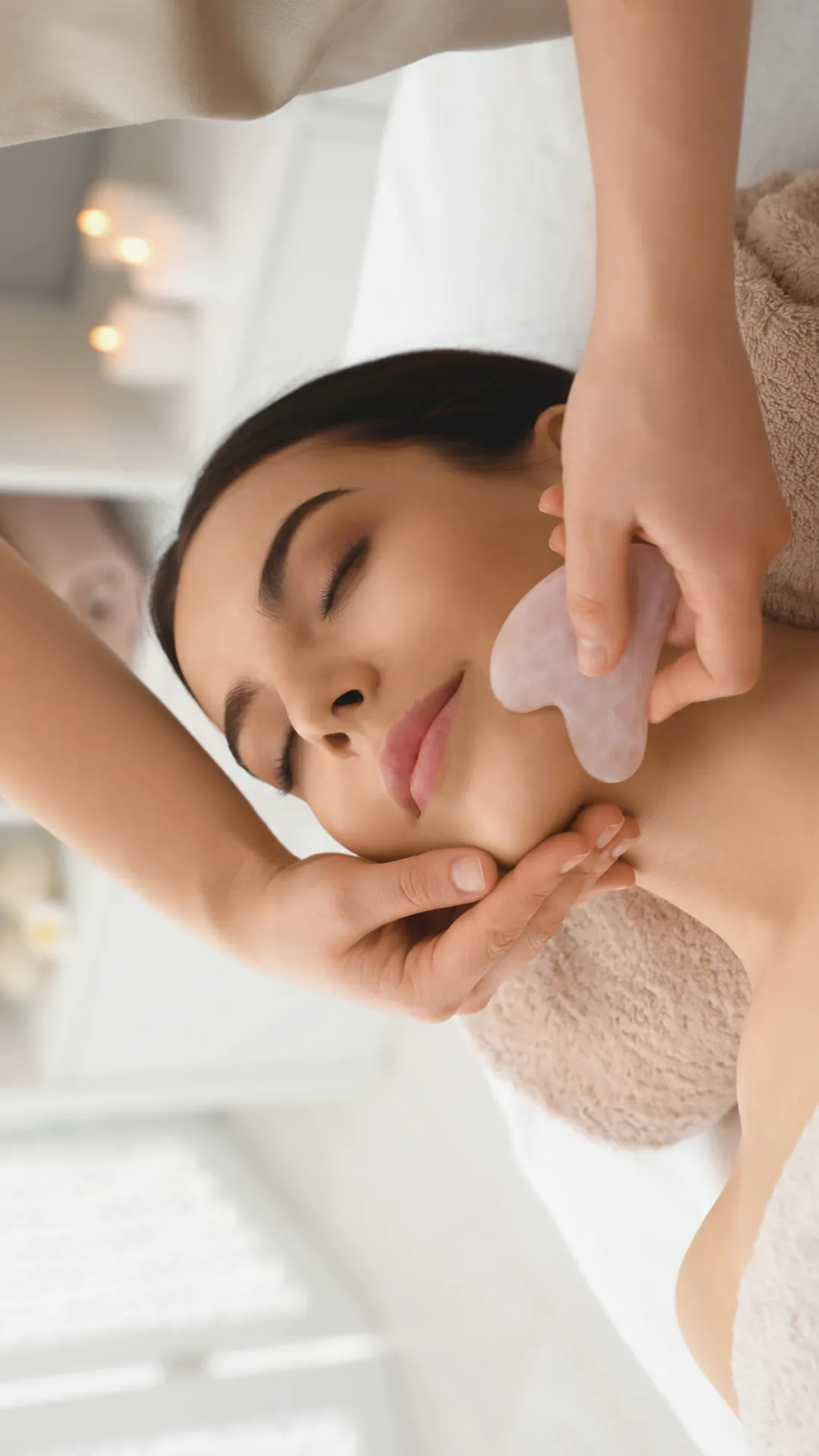 Massage du visage à la pierre Gua sha