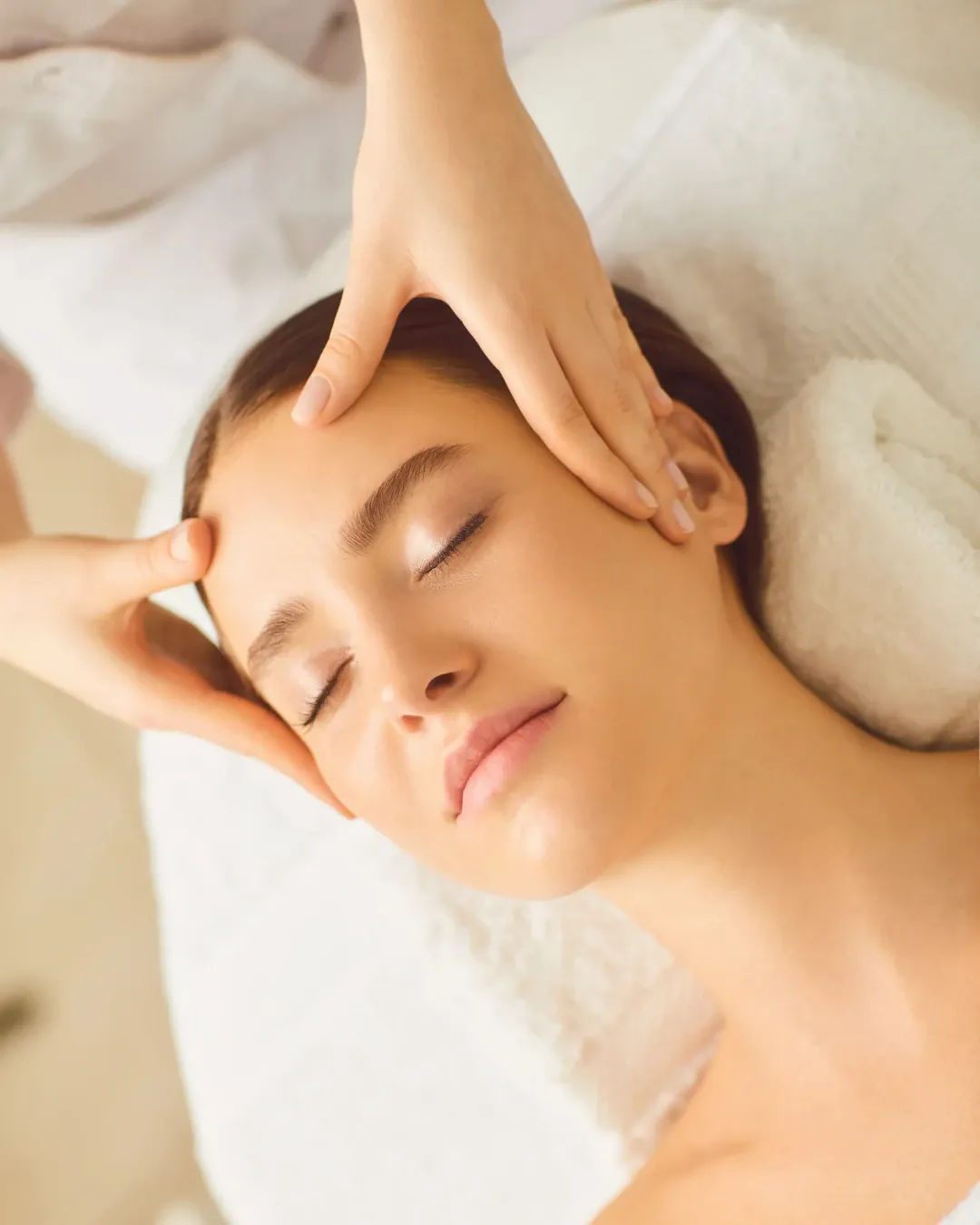Massage du visage, les yeux fermés