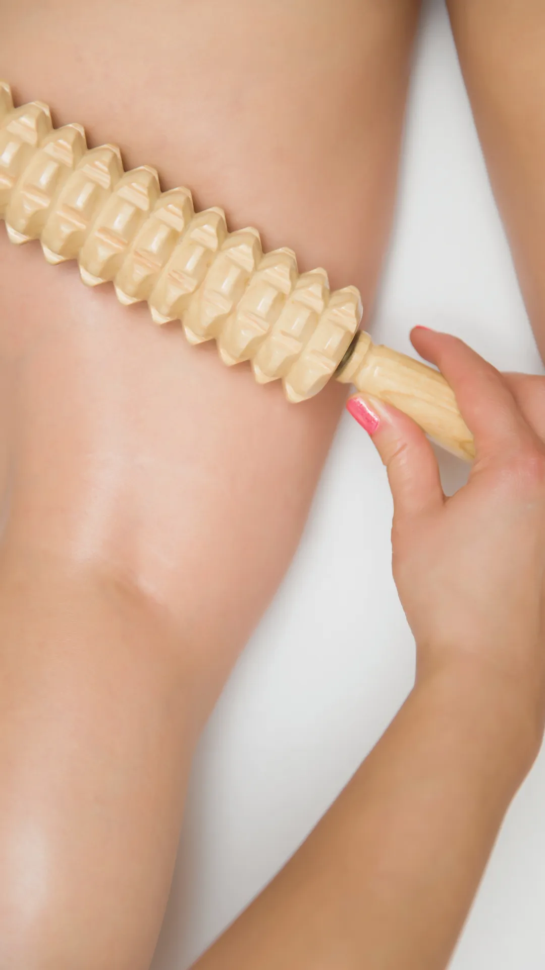 Madérothérapie : rouleau en bois sur la jambe